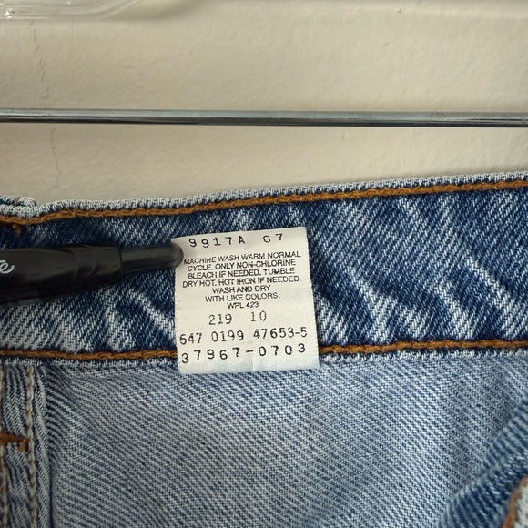 VTG Levi's 647 Denim Shorts Jr Womens 9 Light Wash 90s HighRise Mom 6.5” Shorts - Picture 5 of 14